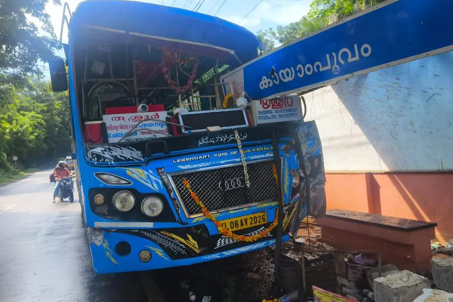 തൃശ്ശൂർ പഴയന്നൂരിൽ അപകടത്തിൽപ്പെട്ട സ്വകാര്യ ബസ്.