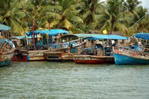 കടലിൽ മത്സ്യബന്ധനത്തിനായി പോകുന്ന യാനങ്ങൾ തോപ്പുംപടിയിൽ