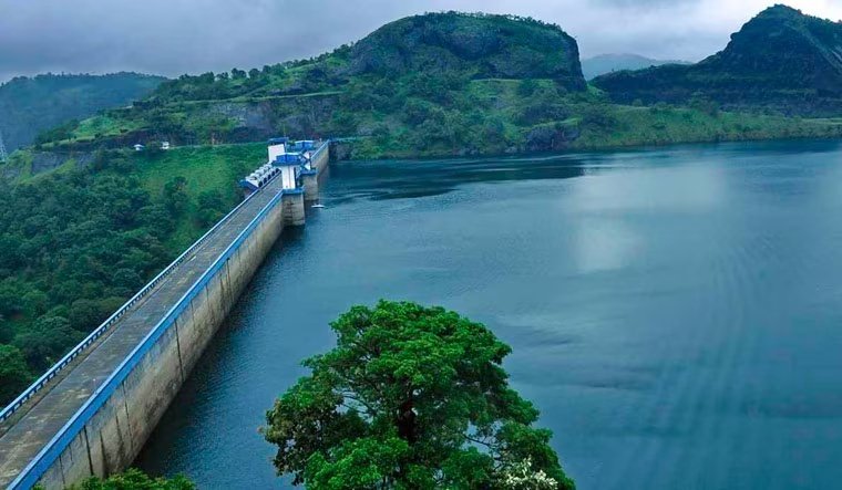 ഇടുക്കി അണക്കെട്ടിലെ താഴ്ന്ന ജലനിരപ്പ് കാണിക്കുന്ന ചിത്രം.
