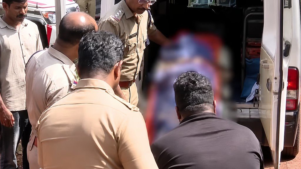 കാസർകോട് തീരത്ത് പോലീസ് പരിശോധന നടത്തുന്നു