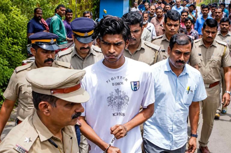 കോഴിക്കോട് പാളയം കൊലപാതക കേസ് തെളിവെടുപ്പിനിടെ പോലീസ് എത്തിച്ച പ്രതി ദീപക്.