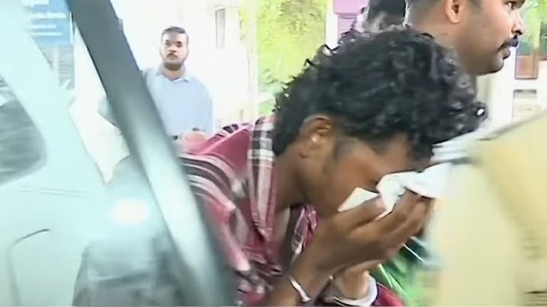 കേരളാ പൊലീസ് വാഹനം, പുണെ റെയിൽവേ സ്റ്റേഷൻ, ആലുവ പൊലീസ് സ്റ്റേഷൻ