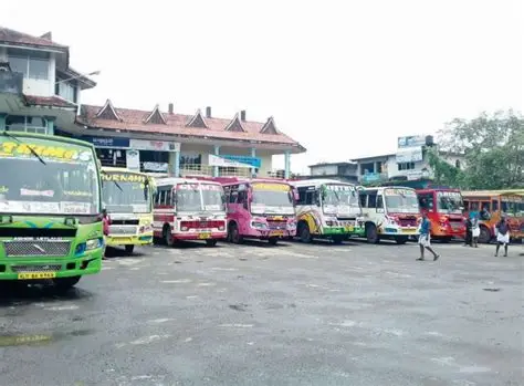 സ്വകാര്യ ബസുകളിൽ പരസ്യം പതിക്കുന്നതിനെക്കുറിച്ച് സംസാരിക്കുന്ന ഗതാഗത മന്ത്രി സി.പി. ജോൺ.