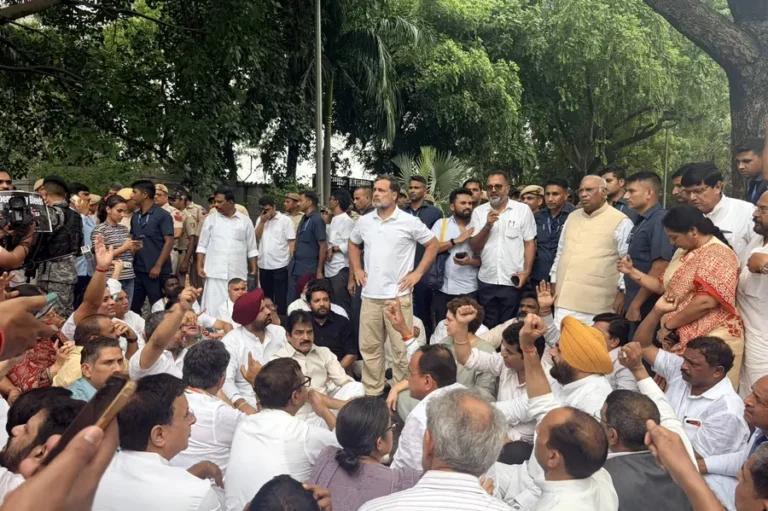 Rahul Gandhi leading protest in front of Prime Minister House in New Delhi