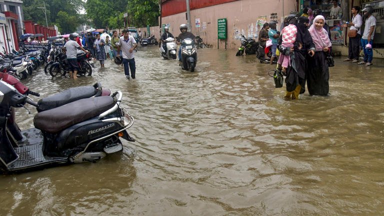 രജൗരിയിലെ മിന്നൽ പ്രളയത്തിൽ ഒലിച്ചുപോയ വാഹനങ്ങൾ