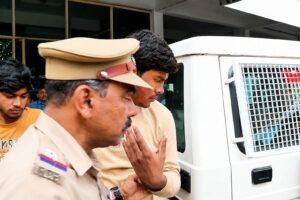 വിദ്യാ ബാലകൃഷ്ണൻ എം.എൽ.എയ്ക്ക് മന്ത്രിസ്ഥാനം വാഗ്ദാനം ചെയ്ത കേസ് പ്രതികളെ കോഴിക്കോട്ടെത്തിച്ചപ്പോൾ.