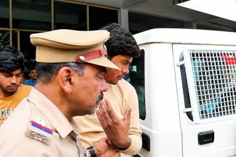 വിദ്യാ ബാലകൃഷ്ണൻ എം.എൽ.എയ്ക്ക് മന്ത്രിസ്ഥാനം വാഗ്ദാനം ചെയ്ത കേസ് പ്രതികളെ കോഴിക്കോട്ടെത്തിച്ചപ്പോൾ.