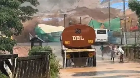 തുരങ്ക നിർമ്മാണ സ്ഥലത്തെ മണ്ണൊലിപ്പ് കാണിക്കുന്ന ദൃശ്യം.