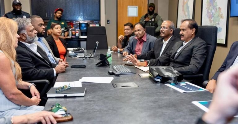 Thiruvananthapuram Mayor VV Rajesh and Missouri City Mayor Robin Elackatt discussing sister city relationship.