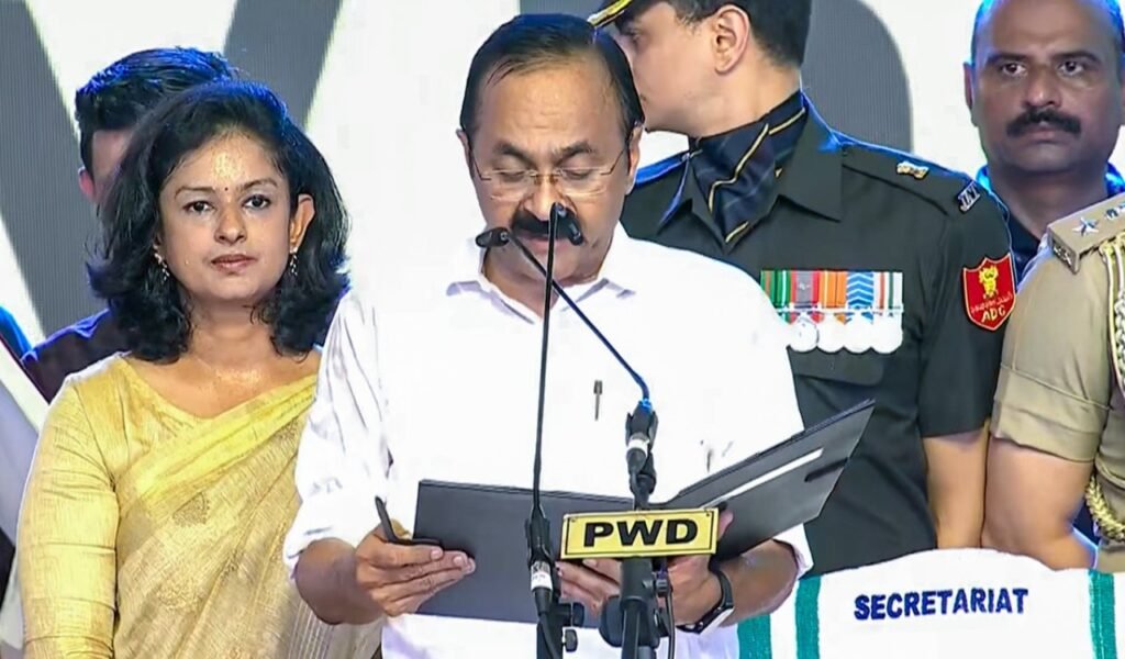 വി ഡി സതീശൻ മറ്റ് മന്ത്രിമാർക്കൊപ്പം വാർത്താസമ്മേളനം നടത്തുന്നു.