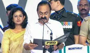 വി ഡി സതീശൻ മറ്റ് മന്ത്രിമാർക്കൊപ്പം വാർത്താസമ്മേളനം നടത്തുന്നു.